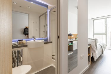 Gold En Suite at Dunaskin Mill, 5 Dunaskin Court, West End, Glasgow, G116QJ - Image 7